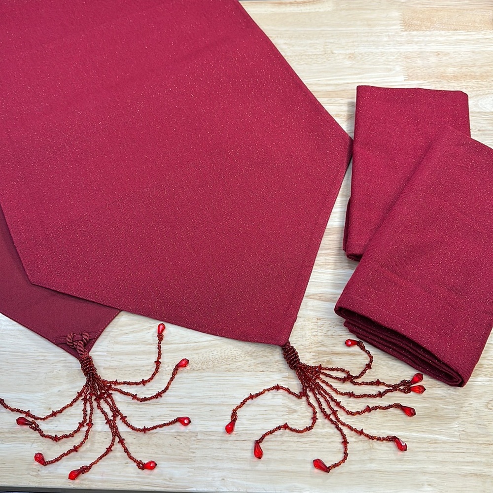 TPC NEW RED TABLE RUNNER W/ GOLD SPARKLES & 2 NEW MATCHING NAPKINS